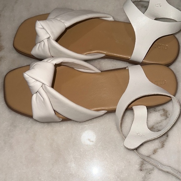 Old‎ Navy White and Tan Sandals with Knotted Straps - Picture 3 of 5